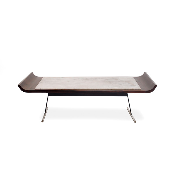 mesa de centro base de metal cromada e tampo de mármore