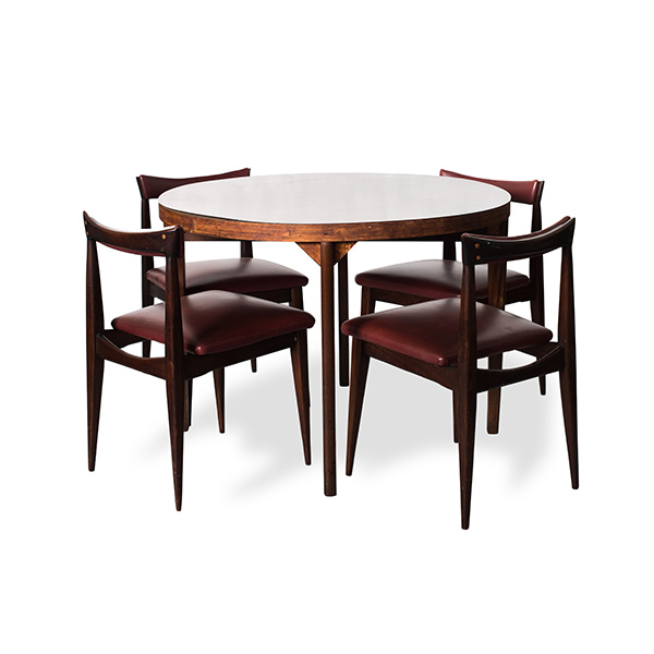 mesa de jantar e cadeiras