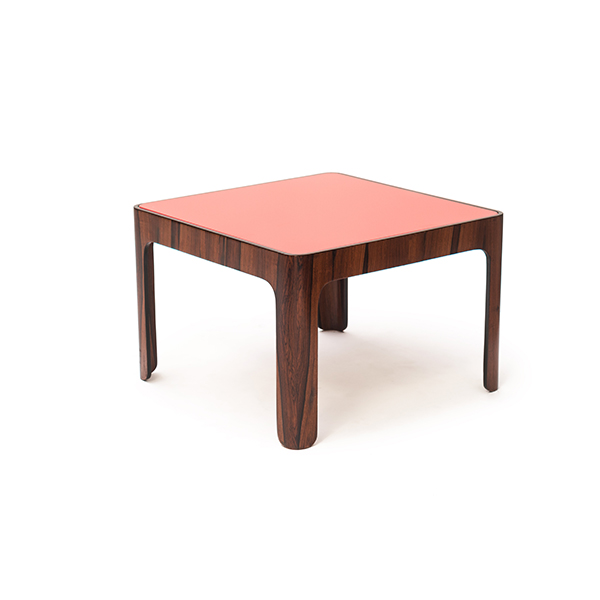 mesa auxiliar de jacarandá com tampo de vidro vermelho